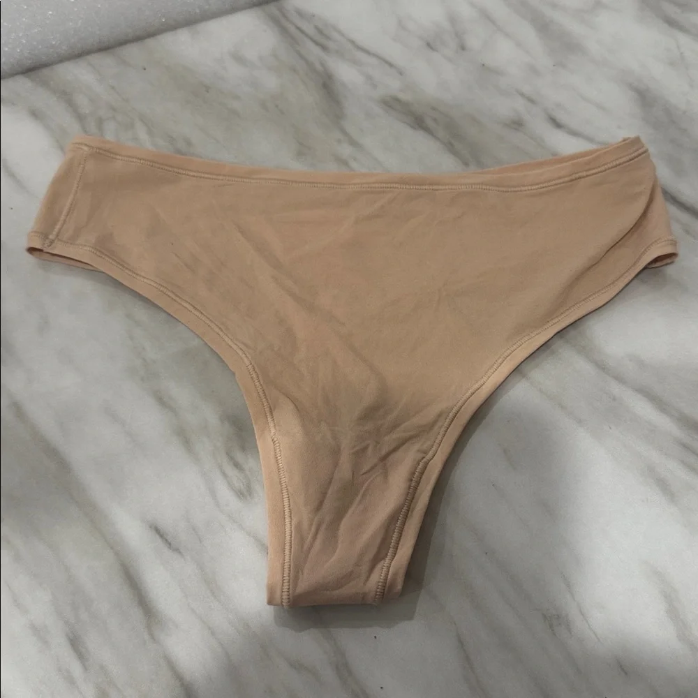 SKIMS Tan every day sculpting bralette size xxs and skims thong size smashes